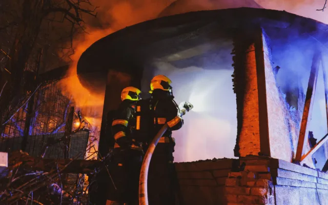 Požár zahradního altánu v Praze 10 se podařilo rychle uhasit