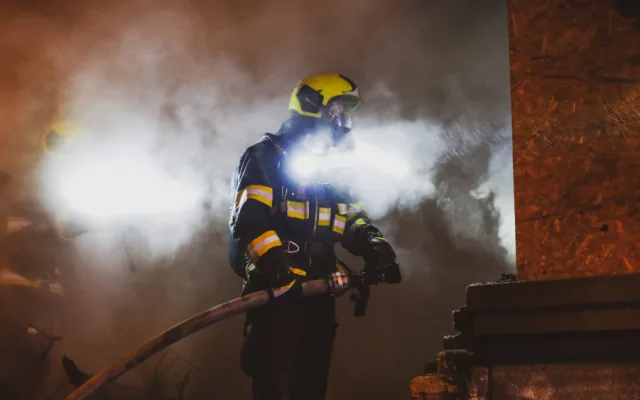 Požár zahradního altánu v Praze 10 se podařilo rychle uhasit