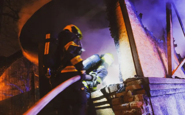 Požár zahradního altánu v Praze 10 se podařilo rychle uhasit