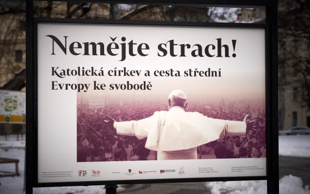 Venkovní výstava na náměstí Míru připomíná založení Visegrádské skupiny před 30 lety