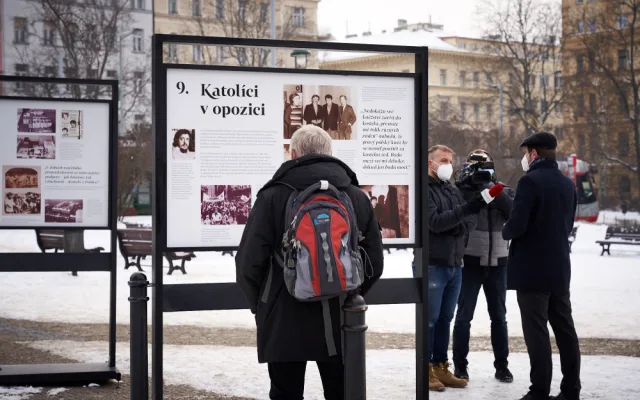 Venkovní výstava na náměstí Míru připomíná založení Visegrádské skupiny před 30 lety