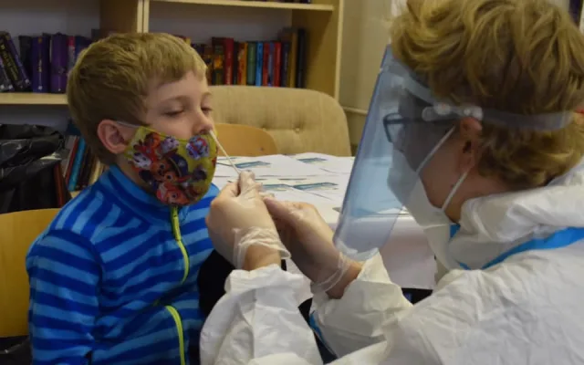 V Praze 6 porovnají testy na koronavirus žáků ze čtyř různých škol