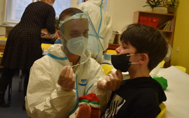V Praze 6 porovnají testy na koronavirus žáků ze čtyř různých škol