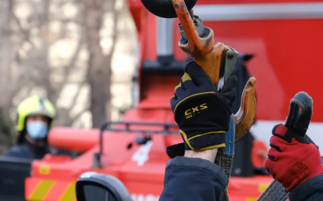 Auto na boku v ulici Legerova blokovalo dva jízdní pruhy. Hasiči jej vrátili zpět na kola pomocí hydraulické ruky