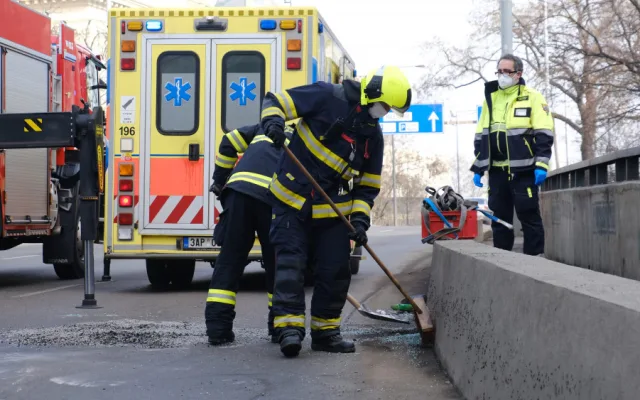 Auto na boku v ulici Legerova blokovalo dva jízdní pruhy. Hasiči jej vrátili zpět na kola pomocí hydraulické ruky