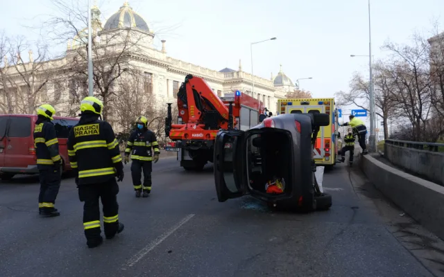Auto na boku v ulici Legerova blokovalo dva jízdní pruhy. Hasiči jej vrátili zpět na kola pomocí hydraulické ruky