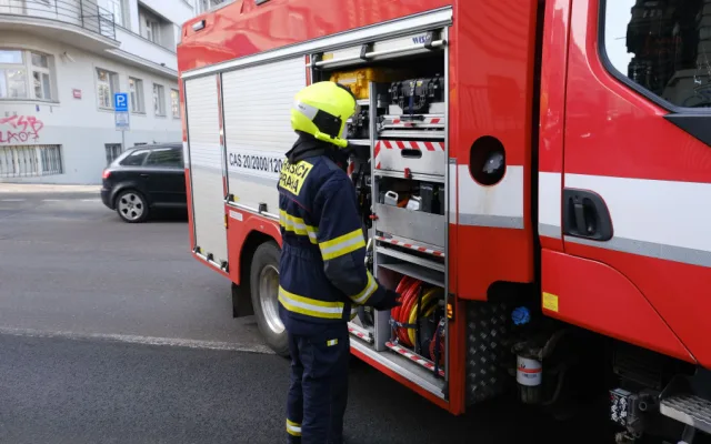 Auto na boku v ulici Legerova blokovalo dva jízdní pruhy. Hasiči jej vrátili zpět na kola pomocí hydraulické ruky