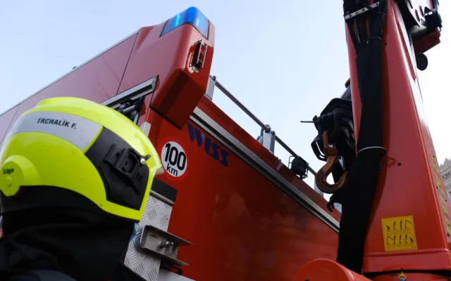 Auto na boku v ulici Legerova blokovalo dva jízdní pruhy. Hasiči jej vrátili zpět na kola pomocí hydraulické ruky