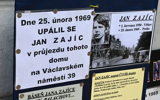 Politici dnes dopoledne na Václavském náměstí uctili památku Jana Zajíce, který se na protest proti režimu upálil před 52 lety