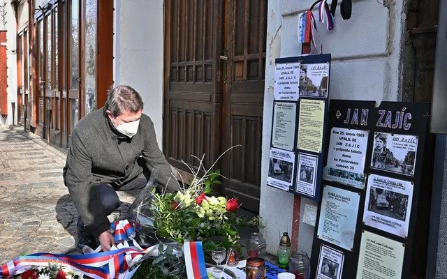 Politici dnes dopoledne na Václavském náměstí uctili památku Jana Zajíce, který se na protest proti režimu upálil před 52 lety