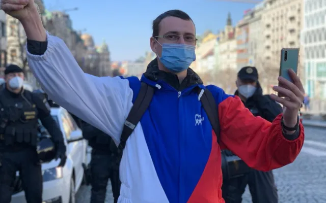 V Praze protestují stovky lidí. Policisté kvůli demonstracím uzavřeli Václavské i Staroměstské náměstí