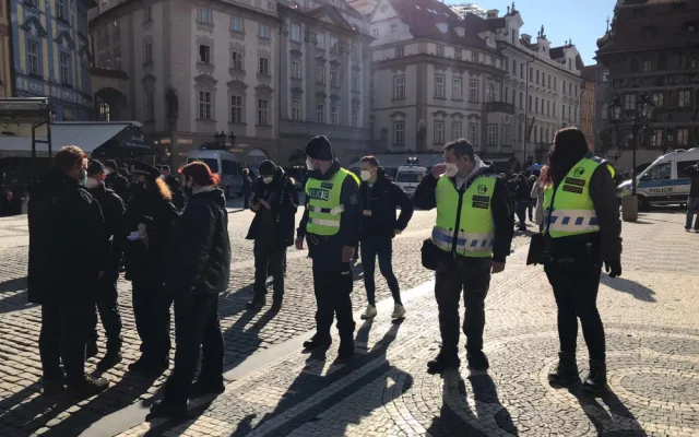V Praze protestují stovky lidí. Policisté kvůli demonstracím uzavřeli Václavské i Staroměstské náměstí