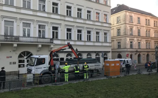 Protest proti kácení stromu dnes vyvrcholil napadením tajemníka Prahy 1