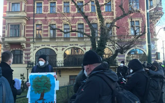 Protest proti kácení stromu dnes vyvrcholil napadením tajemníka Prahy 1