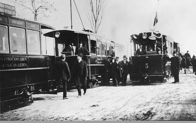 Elektrické tramvaje v Praze brázdí Prahu již 125 let. Nejstarší úsek je mezi zastávkami Urxova a Balabenka