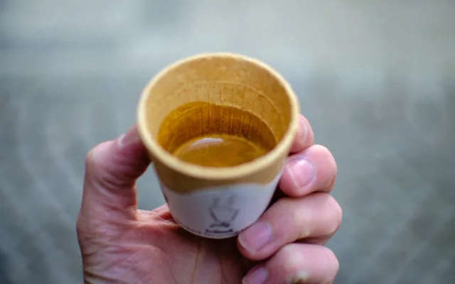 Slaný kelímek na pivo, sladký na kávu. Studenti z Prahy vyrábí jedlé kelímky