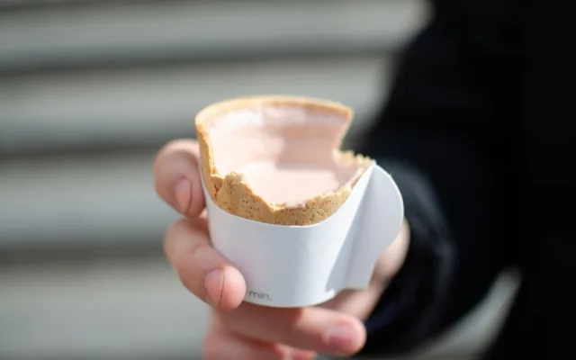 Slaný kelímek na pivo, sladký na kávu. Studenti z Prahy vyrábí jedlé kelímky