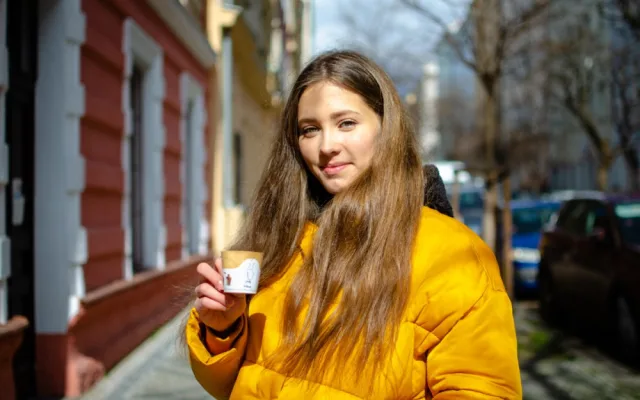 Slaný kelímek na pivo, sladký na kávu. Studenti z Prahy vyrábí jedlé kelímky