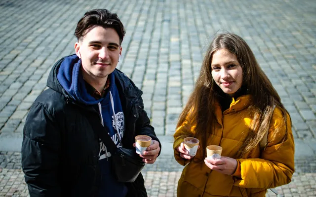 Slaný kelímek na pivo, sladký na kávu. Studenti z Prahy vyrábí jedlé kelímky