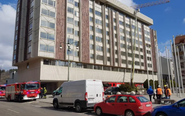 Na střeše hotelu Intercontinental hořela klimatizace. Hasiči požár rychle uhasili