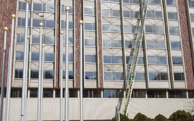 Na střeše hotelu Intercontinental hořela klimatizace. Hasiči požár rychle uhasili