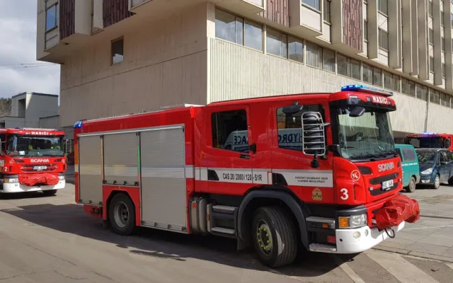 Na střeše hotelu Intercontinental hořela klimatizace. Hasiči požár rychle uhasili