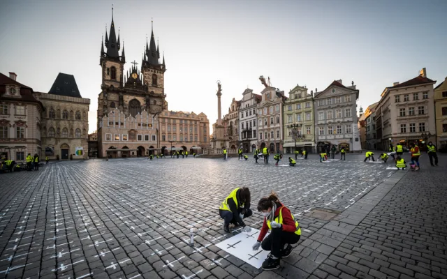 Křížky za zemřelé s covidem zůstanou na dlažbě Staromáku, dokud je nesmyje déšť