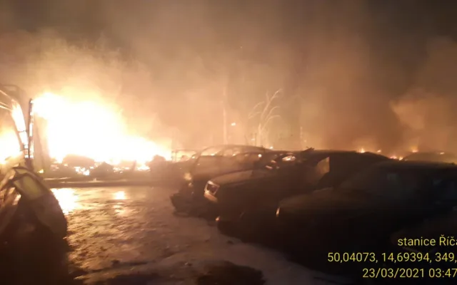Při požáru vrakoviště u Prahy shořelo 28 aut. Škoda je pět milionů