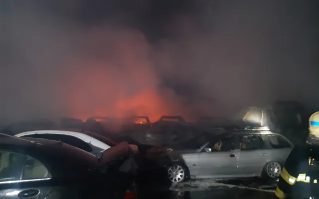 Při požáru vrakoviště u Prahy shořelo 28 aut. Škoda je pět milionů