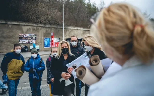Pražští školáci napekli sladkosti pro zdravotníky. Potěšili personál nemocnice na Homolce