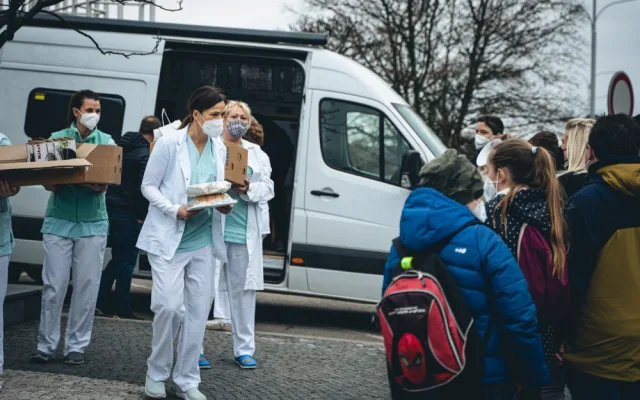 Pražští školáci napekli sladkosti pro zdravotníky. Potěšili personál nemocnice na Homolce