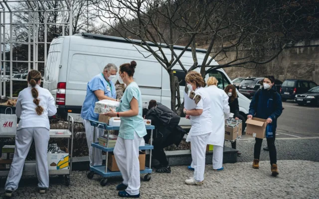 Pražští školáci napekli sladkosti pro zdravotníky. Potěšili personál nemocnice na Homolce