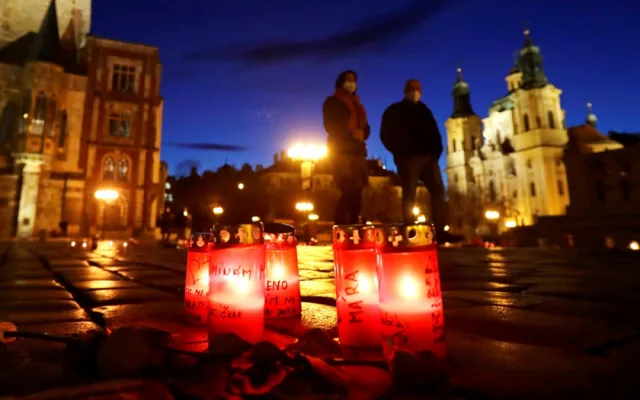 Staroměstské náměstí se změnilo v pietní místo. Podívejte se na fotogalerii