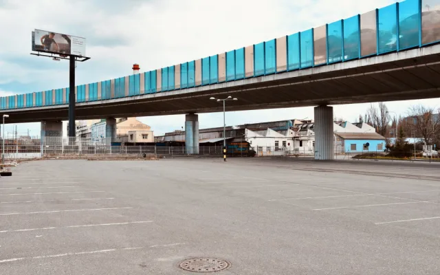 Železniční stanice Praha-Zahradní Město a přestupní uzel MHD bude sloužit od září. Podívejte se, jak vypadá jeho výstavba