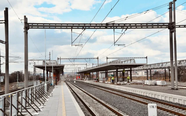 Železniční stanice Praha-Zahradní Město a přestupní uzel MHD bude sloužit od září. Podívejte se, jak vypadá jeho výstavba