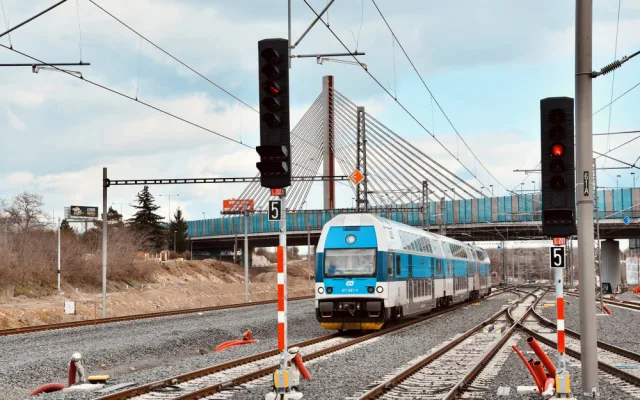 Železniční stanice Praha-Zahradní Město a přestupní uzel MHD bude sloužit od září. Podívejte se, jak vypadá jeho výstavba