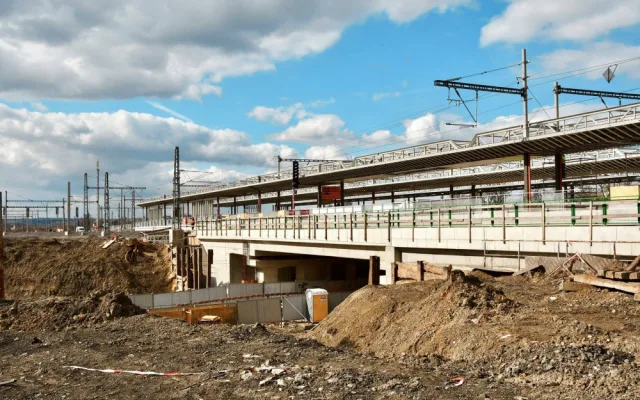 Železniční stanice Praha-Zahradní Město a přestupní uzel MHD bude sloužit od září. Podívejte se, jak vypadá jeho výstavba