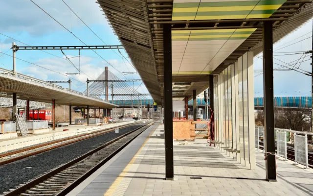Železniční stanice Praha-Zahradní Město a přestupní uzel MHD bude sloužit od září. Podívejte se, jak vypadá jeho výstavba
