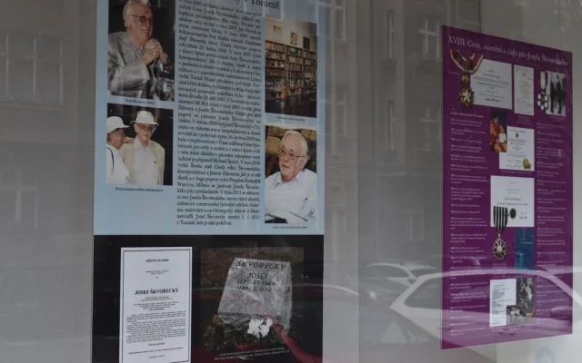 V Galerii Skleňák v Praze 6 je možné zhlédnout výstavu věnovanou Josefu Škvoreckému