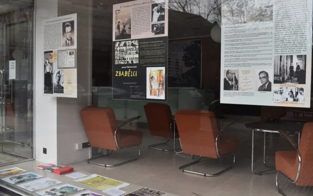 V Galerii Skleňák v Praze 6 je možné zhlédnout výstavu věnovanou Josefu Škvoreckému