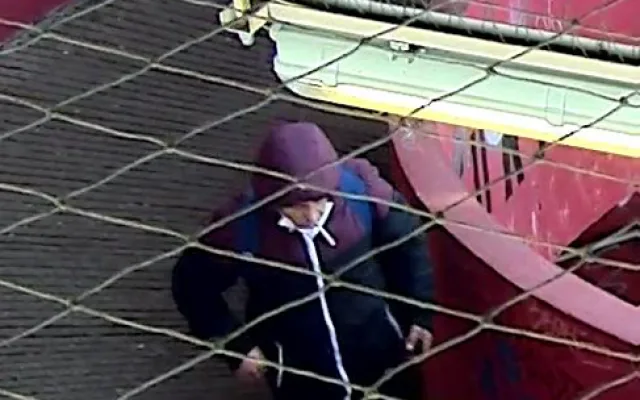 Útočník napadl cestujícího na hlavním nádraží. Policisté po něm pátrají již od ledna