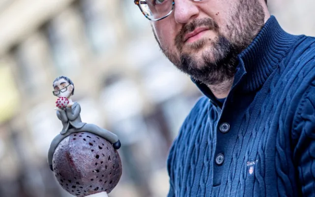 Pražská cukrárna ztvárnila Babiše jako Barona Prášila. Jde o symbol jeho selhání, říká podnikatel