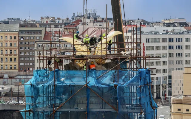 Plastika zlatých křídel z roku 1907 opět zdobí Fantovu budovu