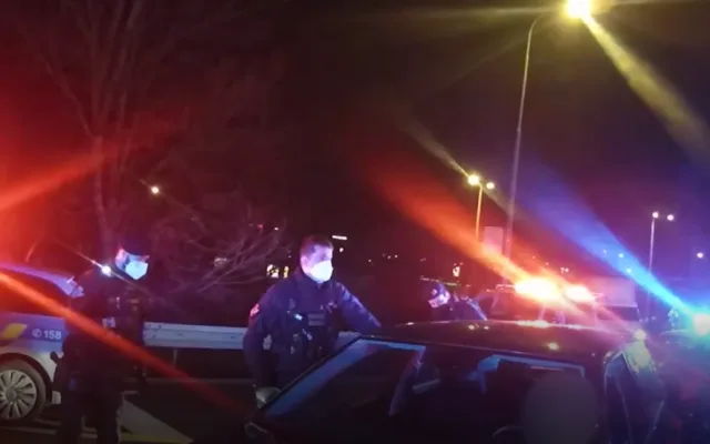 Řidička ujížděla policii až 180 kilometrovou rychlostí. Najížděla na policejní vůz