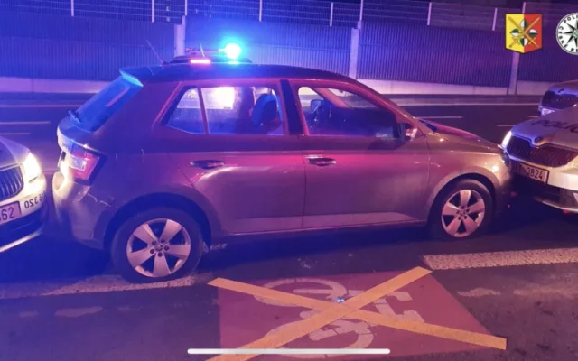 Řidička ujížděla policii až 180 kilometrovou rychlostí. Najížděla na policejní vůz