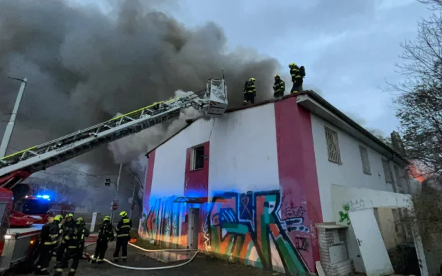V Praze hoří hala, požár blokuje dopravu v celé oblasti. Nevětrejte, varují chemici