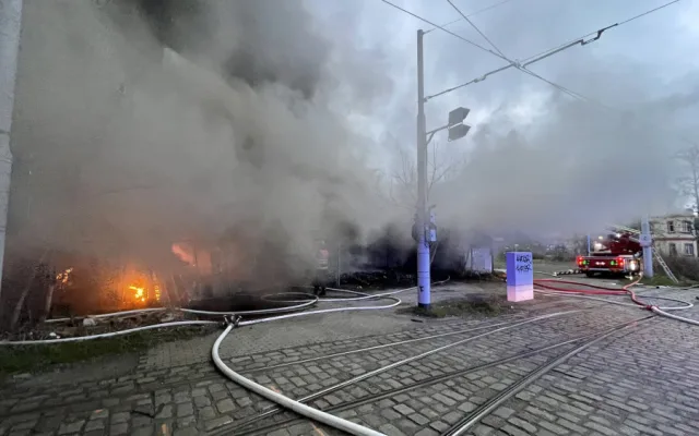 V Praze hoří hala, požár blokuje dopravu v celé oblasti. Nevětrejte, varují chemici