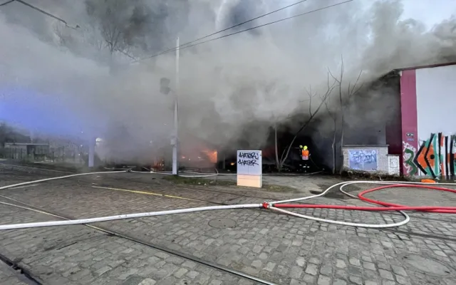 V Praze hoří hala, požár blokuje dopravu v celé oblasti. Nevětrejte, varují chemici