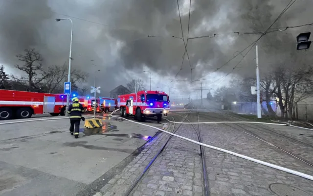V Praze hoří hala, požár blokuje dopravu v celé oblasti. Nevětrejte, varují chemici