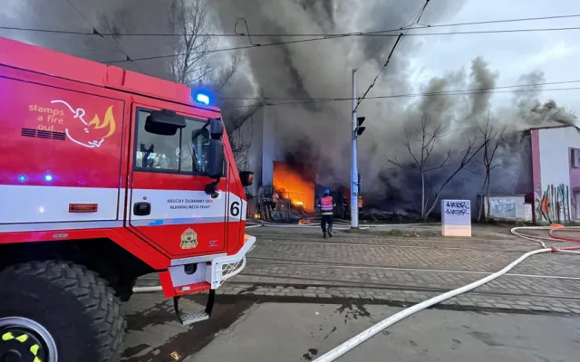 V Praze hoří hala, požár blokuje dopravu v celé oblasti. Nevětrejte, varují chemici